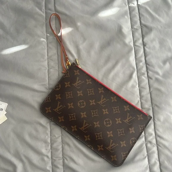 Louis Vuitton Monogram pouch/ wristlet - Picture 3 of 10